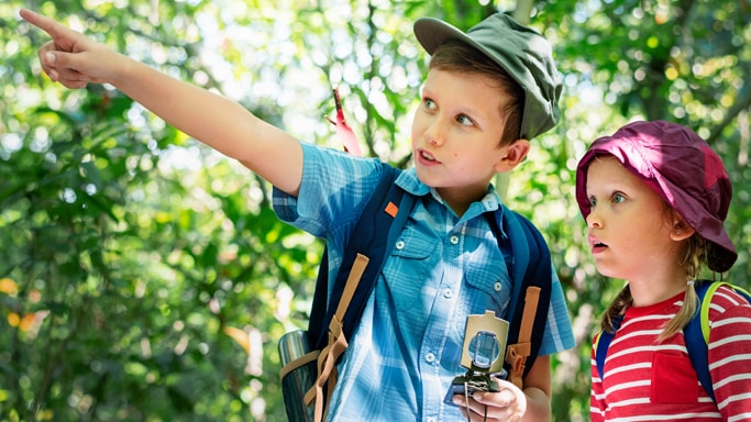 campcheck24-two-cute-kids-trekking-in-the-forest campcheck24 - Unvergessliche Feriencamps