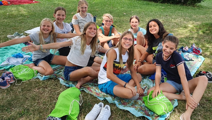 campcheck24 easydays funsport kinder sitzen feriencamp ferienplanung